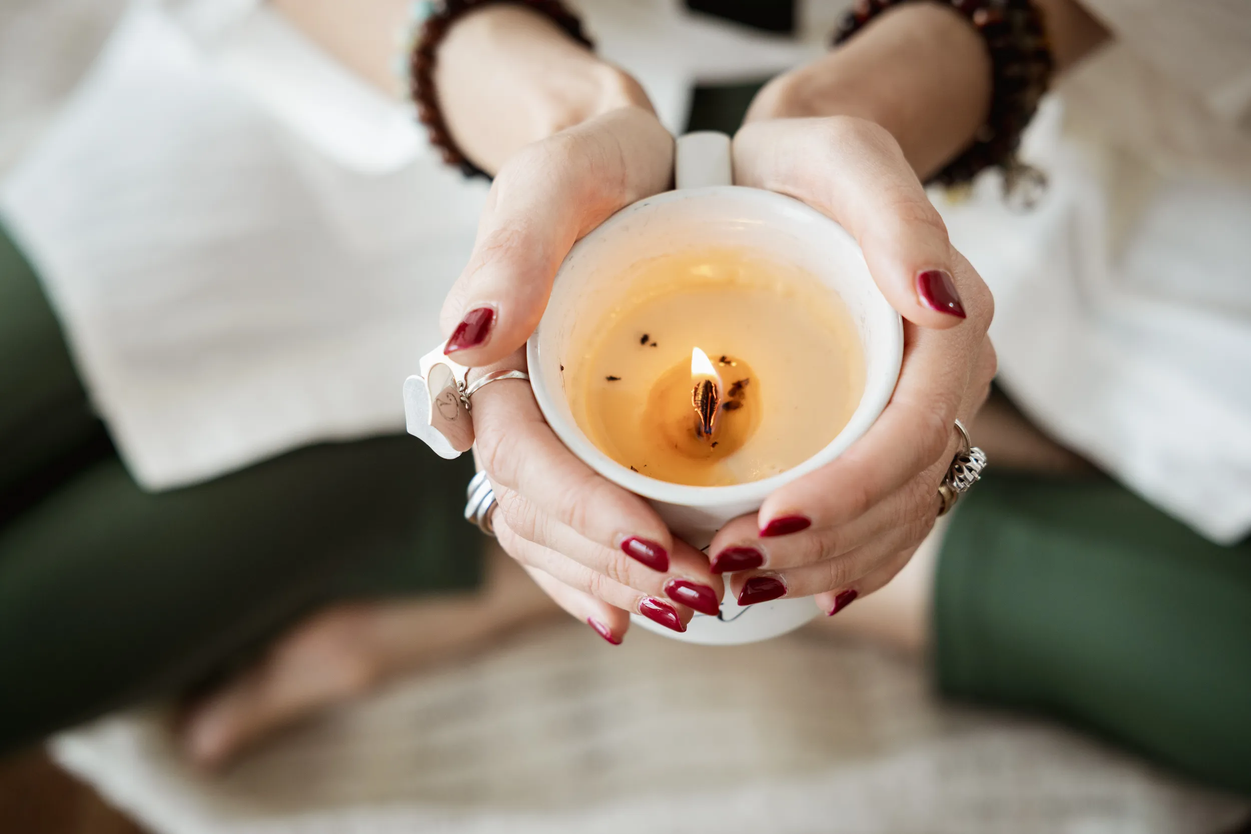 mani che tengono una candela per meditazione e yoga